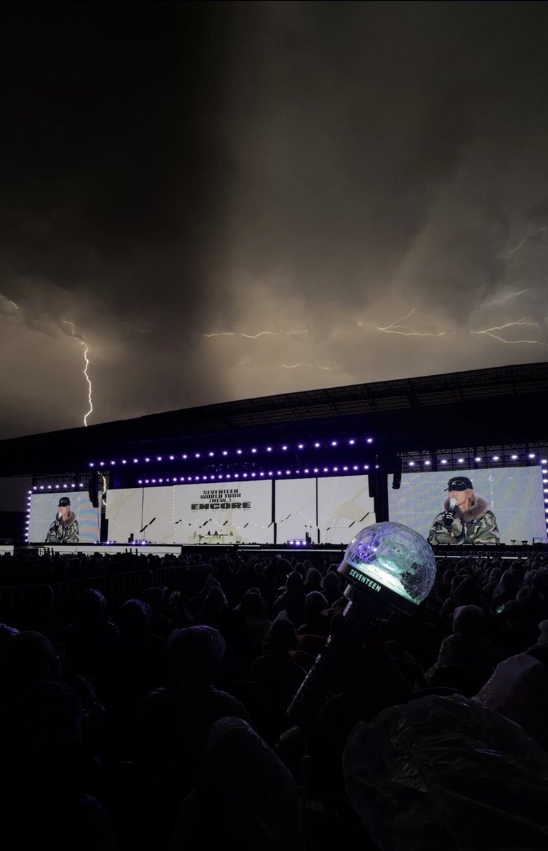 UpdateKBoys's tweet photo. DOIDINHOS! Começou a trovoar forte em show do SEVENTEEN e a primeira reação dos membros foi cantar "THUNDER" 😂 https://t.co/m2tjZprBwX