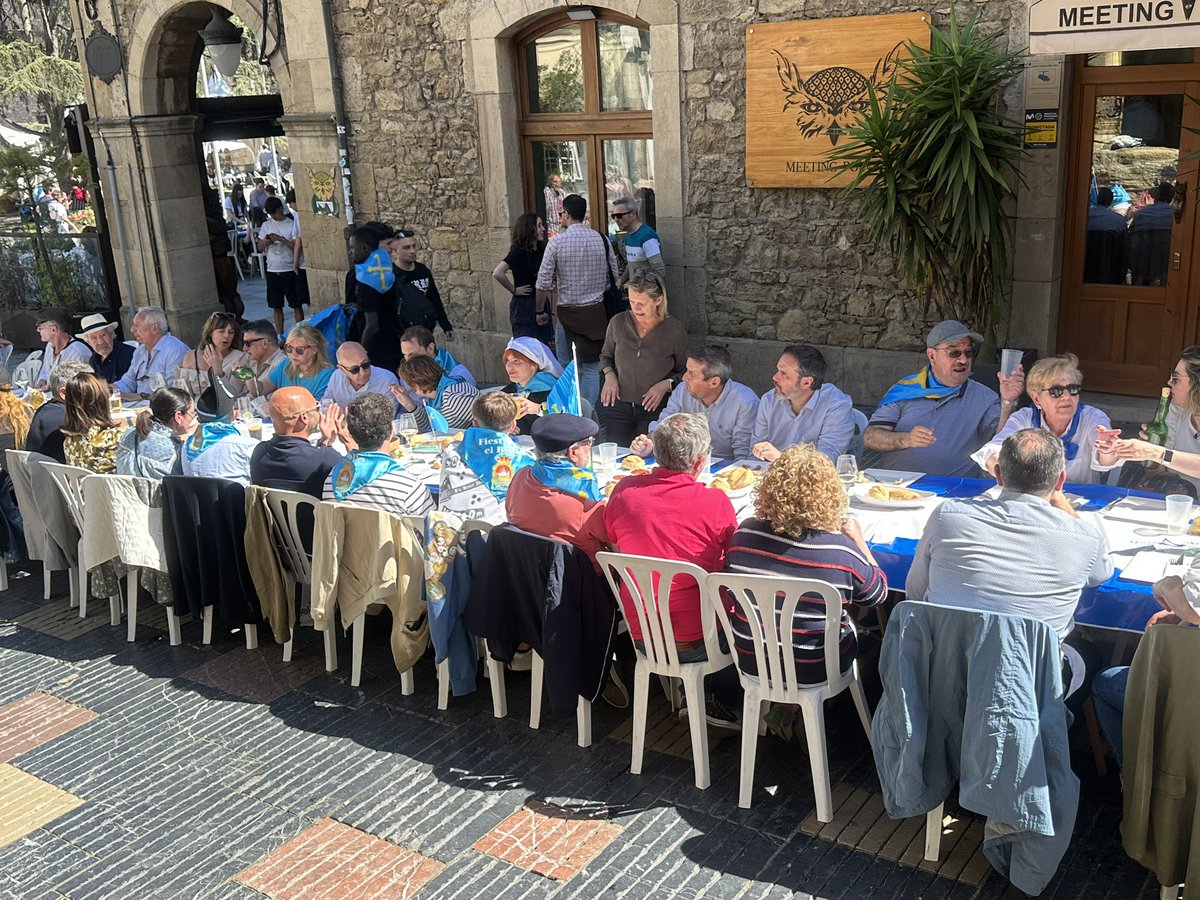 FOROAsturias's tweet photo. 📸@FOROAsturias celebra hoy la tradicional comida en la calle de #Avilés, un referente no solo para la ciudad, sino para toda Asturias, destacando así por su capacidad de atraer público y servir de modelo para otras localidades del Principado. 🍽️🎉
@FOROAviles @FORO_Colunga @FORO_Siero  @FOROGijon  @FOROAstJoven  @CarmenMoriyon @AdrianPumares @ToyosCayado @hugonavap @CalvoAgues @ChusMarSal @GilVilloria