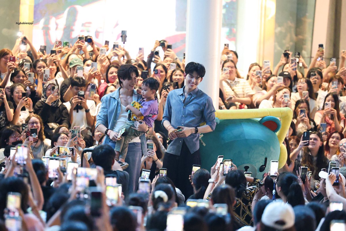 ini bukannya event pondphuwin ya? kok yg muncul malah theepeach 😭