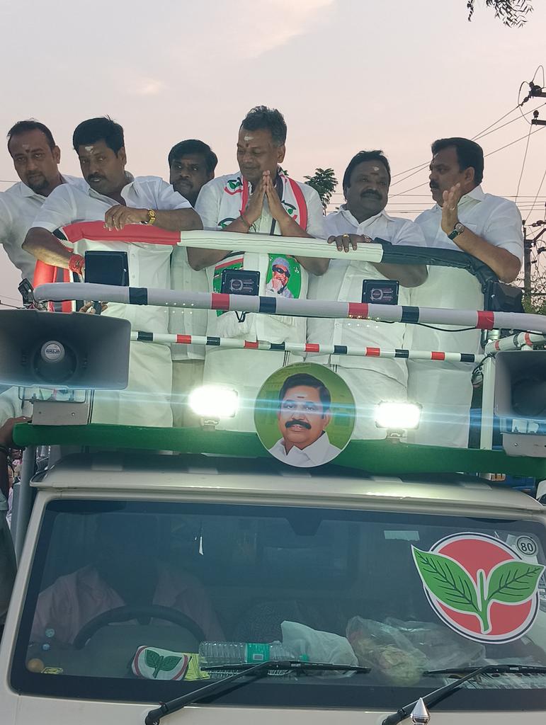 BjpPonmalai's tweet photo. திருச்சி கிழக்கு சட்டமன்றத் தொகுதி கேகே நகர் ஏரியாவில் அண்ணன் ராஜசேகரன் வாக்கு சேகரிப்பில்..... 
#nda 
#ADMKcampaign 
#BJP47Years https://t.co/WiXwwJGSGR