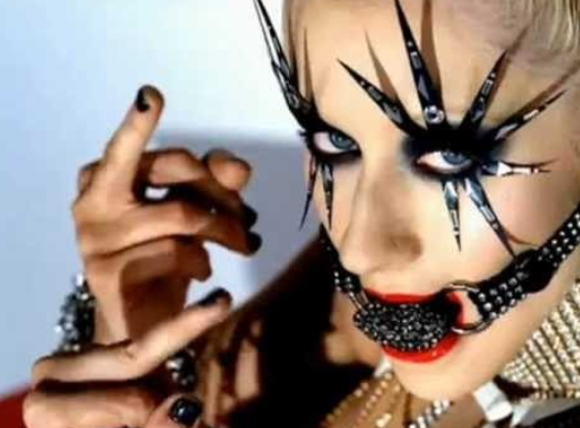 PridePopBR's tweet photo. Há exatos 16 anos, Christina Aguilera iniciava a era Bionic (#JusticeForBIONIC) com o lançamento de "Not Myself Tonight"

Mesmo chegando na contramão das tendências de 2010 e enfrentando uma recepção mista entre a crítica e o público, a faixa marcou uma mudança ousada no visual e sonoridade de Xtina.

Apesar dos obstáculos da época, como comparações incessantes e cancelamentos de turnê, o projeto se destaca hoje por sua coesão e visão futurista, sendo revisitado como um marco visionário em sua carreira.