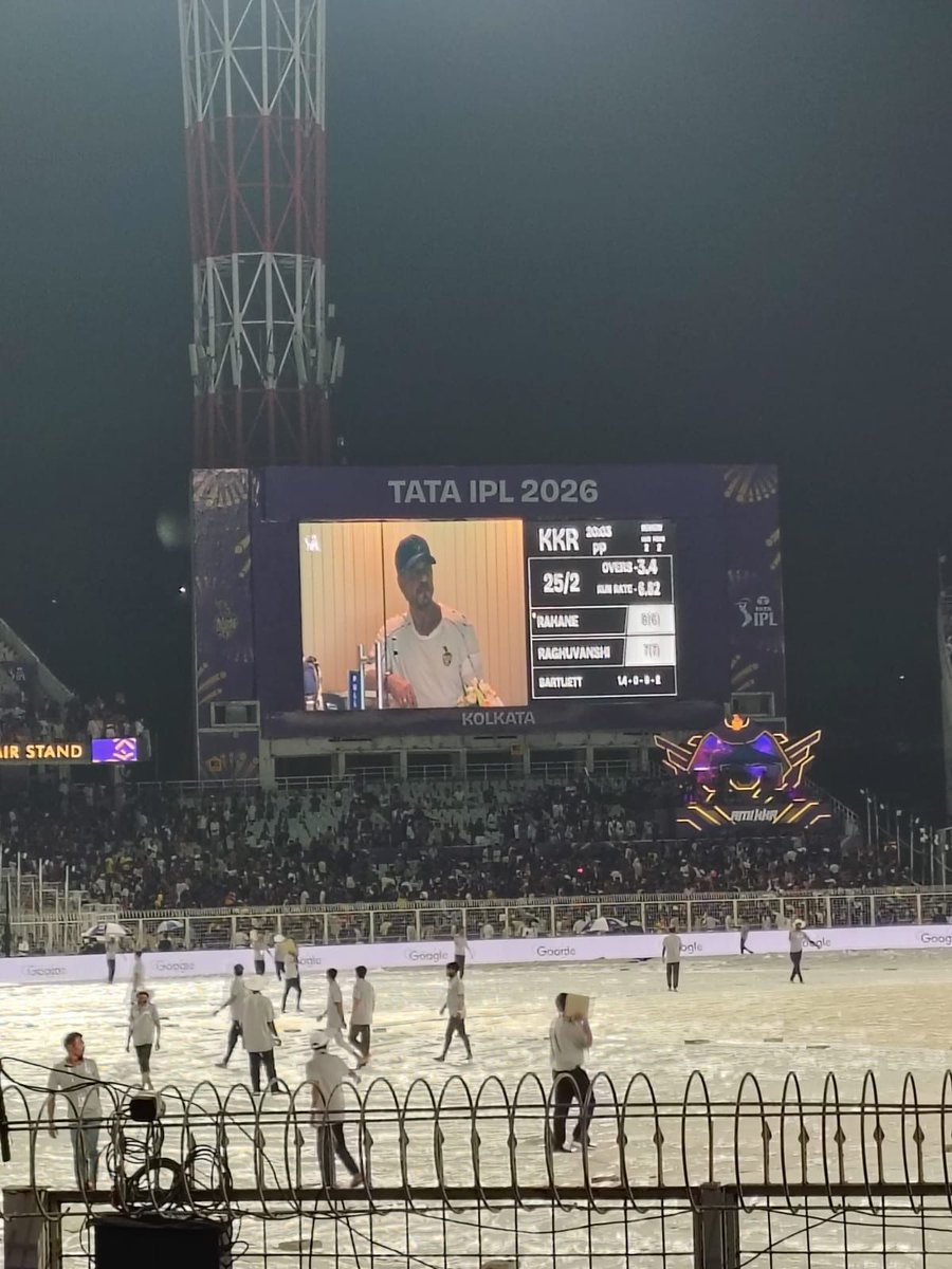 Srk_bangalore's tweet photo. King Shah Rukh Khan in Kolkata… pura vibe ekdom josh e bhora 💜🔥

Eden Gardens hoye gelo purple-er rajya, jokhon King stands with KKR

@iamsrk @KKRiders

#KKR #SRK #ShahRukhKhan #AmiKKR https://t.co/a6cDI0hDWz