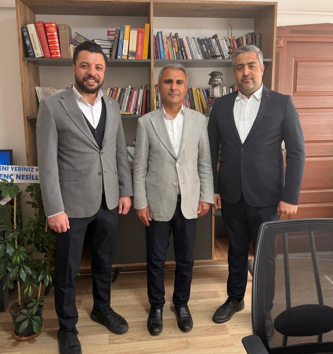 Mali Müşavir Sayın Mehmet Küçük ve Sayın Recai Subatan kardeşlerimizi yeni bürolarında ziyaret ettik. Adıyamanımız elbirliği ile ayağa kalkıyor, yaşama dönüyor.