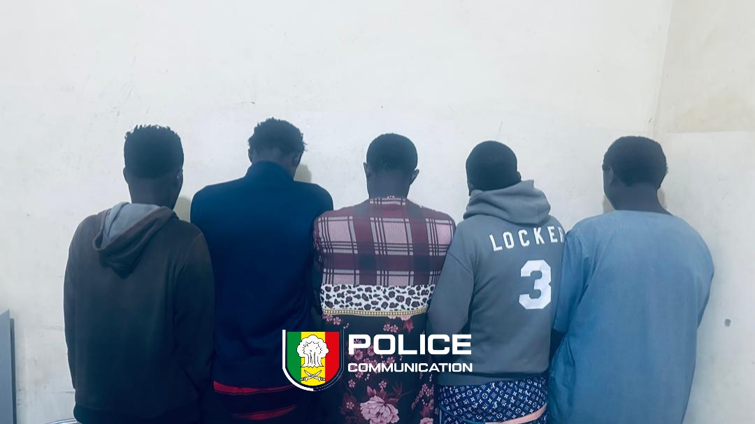 PoliceNationSN's tweet image. Yeumbeul Sud : Interpellations pour actes contre-nature &amp;amp; mise en danger de la vie d'autrui 
Suite à l'extraction d'un individu menacé de lynchage, les investigations du Poste de Police ont conduit à l'arrestation de 5 complices présumés.
L'enquête se poursuit.
#Proteger #Senegal