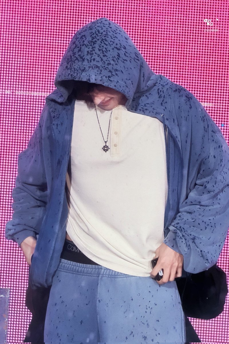 THAT made dokyeom's 19 cm-long hands look tiny...