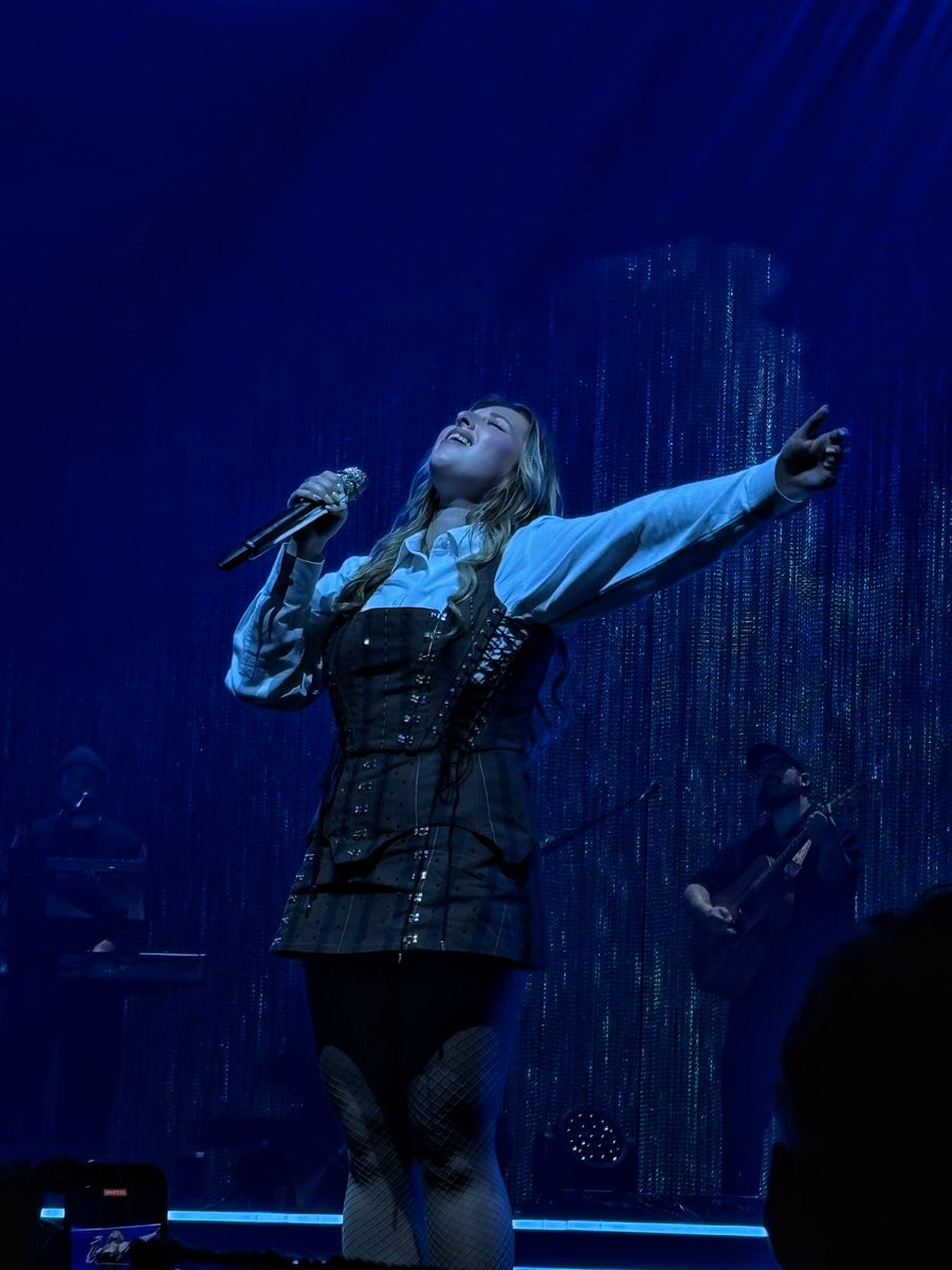 s_everine's tweet photo. si ça peut en intéresser certain•e•s, quelques photos du concert d’Helena au Zénith de Lille 🫶 https://t.co/5TY3A9wqSg