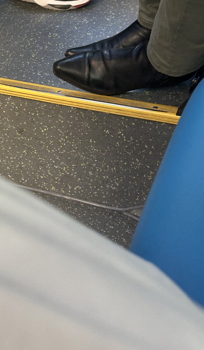 No entiendo los tíos q llevan estos zapatos, q eres una brujita o q mi bro JAJAJSJSJ