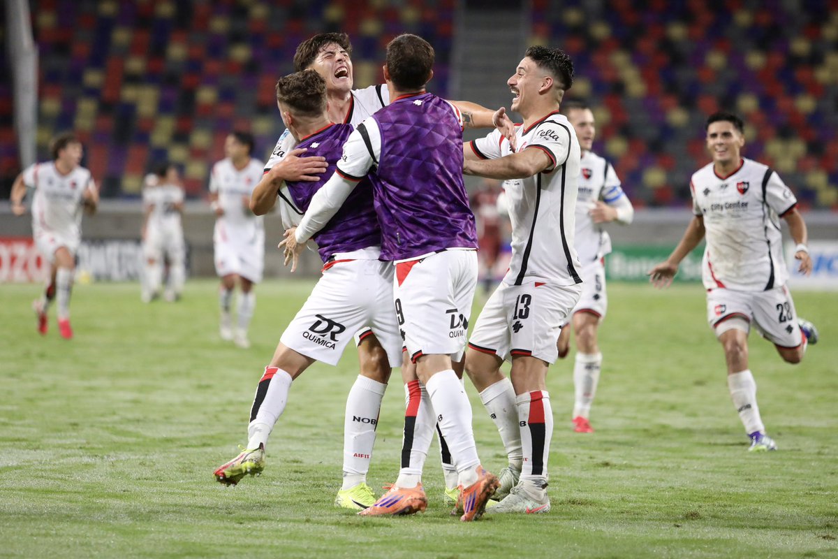 La emoción del primer gol ❤️🖤

Buena semana, leprosos. ¡Nos volvemos a encontrar el domingo en casa!