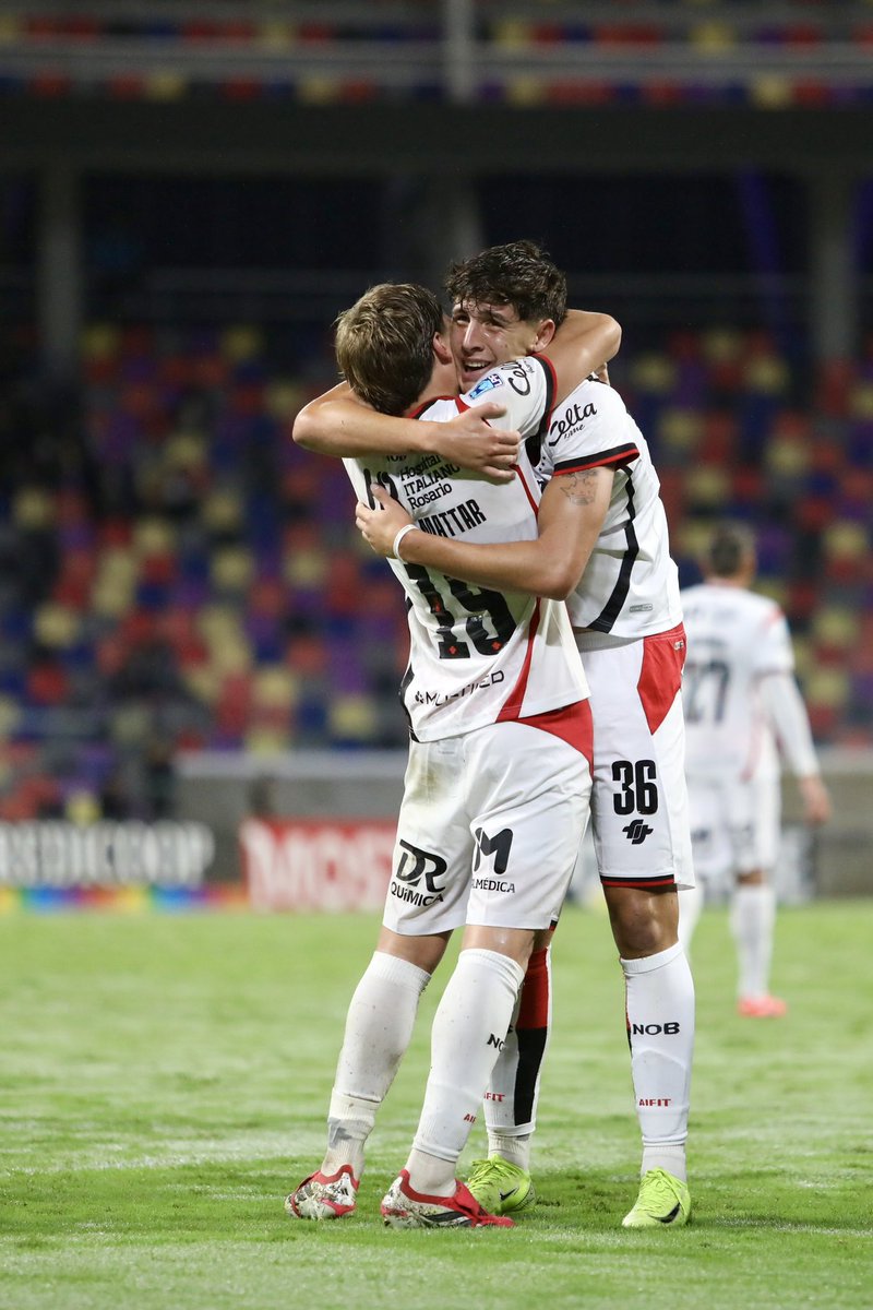Newells's tweet photo. La emoción del primer gol ❤️🖤

Buena semana, leprosos. ¡Nos volvemos a encontrar el domingo en casa! https://t.co/lx7G8TMUXy