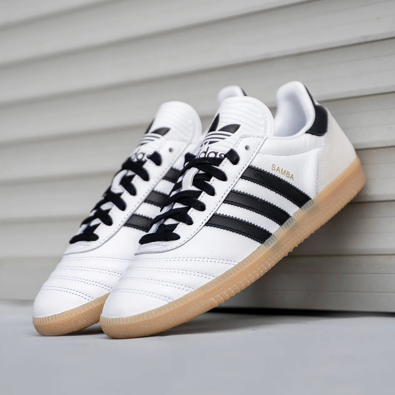 Good size options remain on 60% OFF deal for the gum-soled white/black adidas  Samba Japan at just $39.98 + shipping! //Ad BUY HERE ->  https://t.co/1vvGT6zrJk