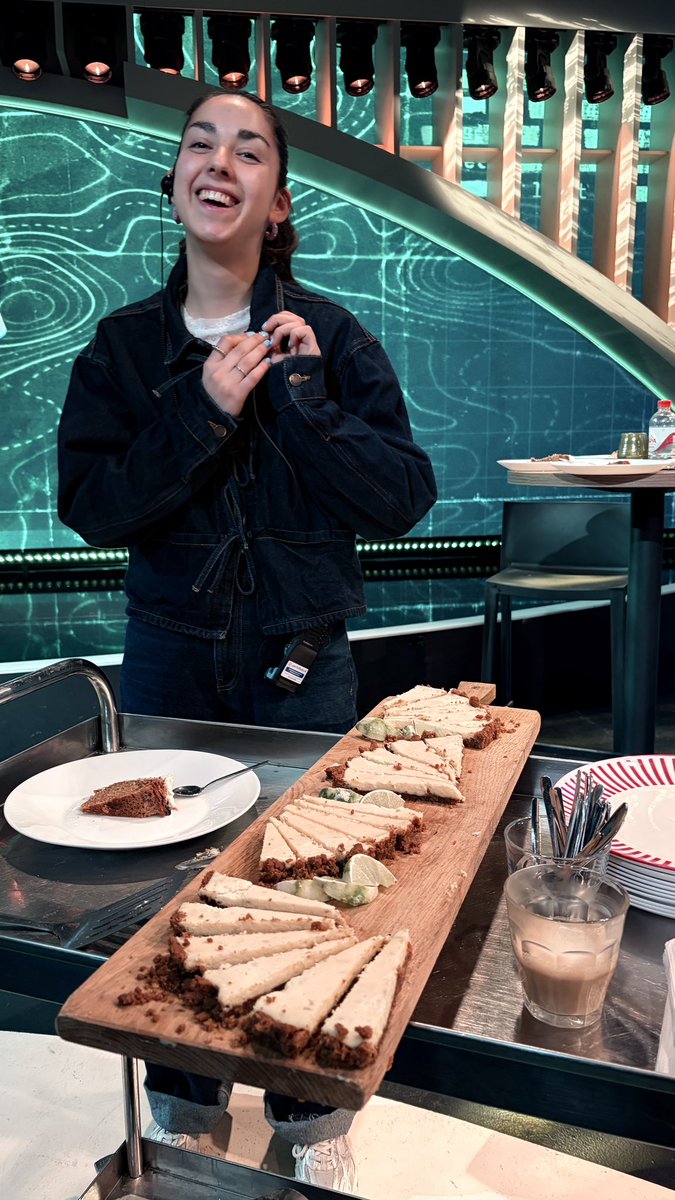Het was weer een heerlijk begin van de regie bespreking met deze keer de lemon lime taart van Julie! Wat een genot om te eten, je proeft de liefde waar het mee gemaakt is! Welkom in de club!
