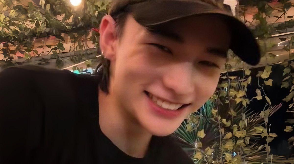 #hyunho mini au | Como Se Fosse A Primeira Vez

Onde Hyunjin passou cinco anos amando a pessoa errada.

ou

Onde Minho estava decidido a mostrar como se ama de verdade.

Duas almas conectadas por um acaso e cinco encontros como se fossem os primeiros.