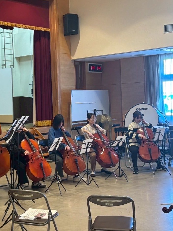 flow_orchestra's tweet photo. 【パート紹介 チェロ】

⭐️4年生1人、3年生1人、2年生1人
⭐️部楽器:1台
⁡
 こんにちは、チェロパートです！チェロはメロディから伴奏までいいとこ取りの超〜かっこいい楽器です！楽器体験でお待ちしています！

 #春から群馬大学  #春から群大  #春から高経  #春から県女  #春から前国 https://t.co/jfkrjtcr5e