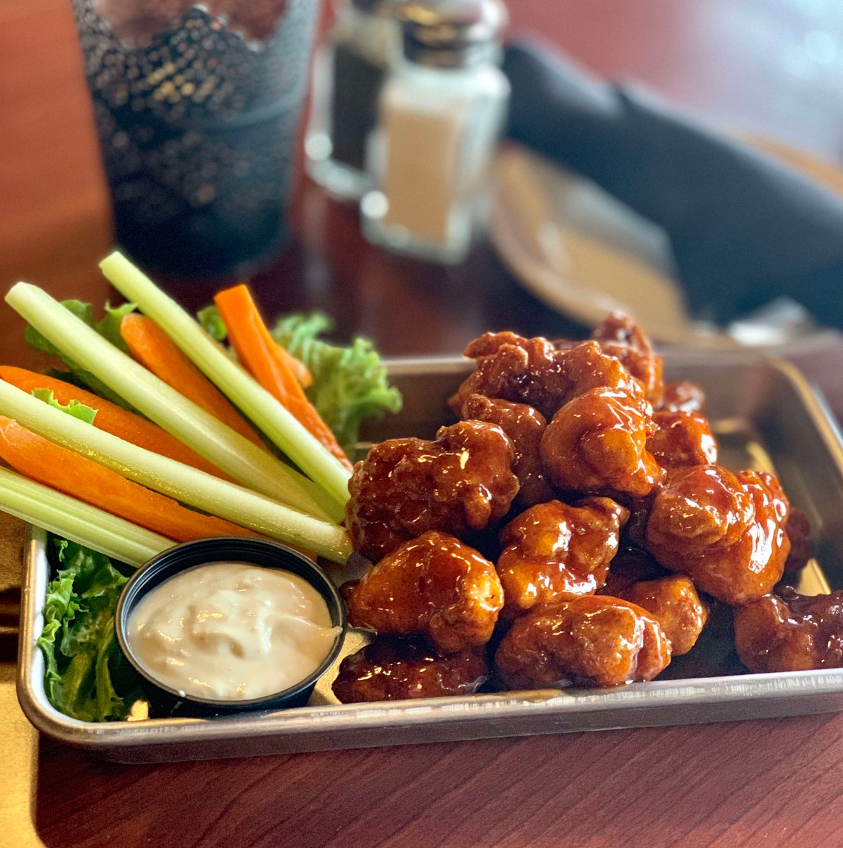 Get your tastebuds fired up with Byrne's Tossed Chicken Bites at Bobby Byrne's! Hand breaded and fried, choose from General Tso's to Buffalo. They're a crowd favorite for a reason! 🔥🍗 #BobbyByrnes #FoodieFavorite