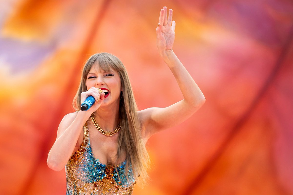MissEnchanted_'s tweet photo. Welcome to my thread of threads!!!  

In the comment section, you'll find compilations threads of all of Taylor Swift's: 
📸 Photoshoots 
🎶 Tour outfits 
👗 Red carpet outfits 
🎸 Performances outfits https://t.co/JUdEgK7gmf
