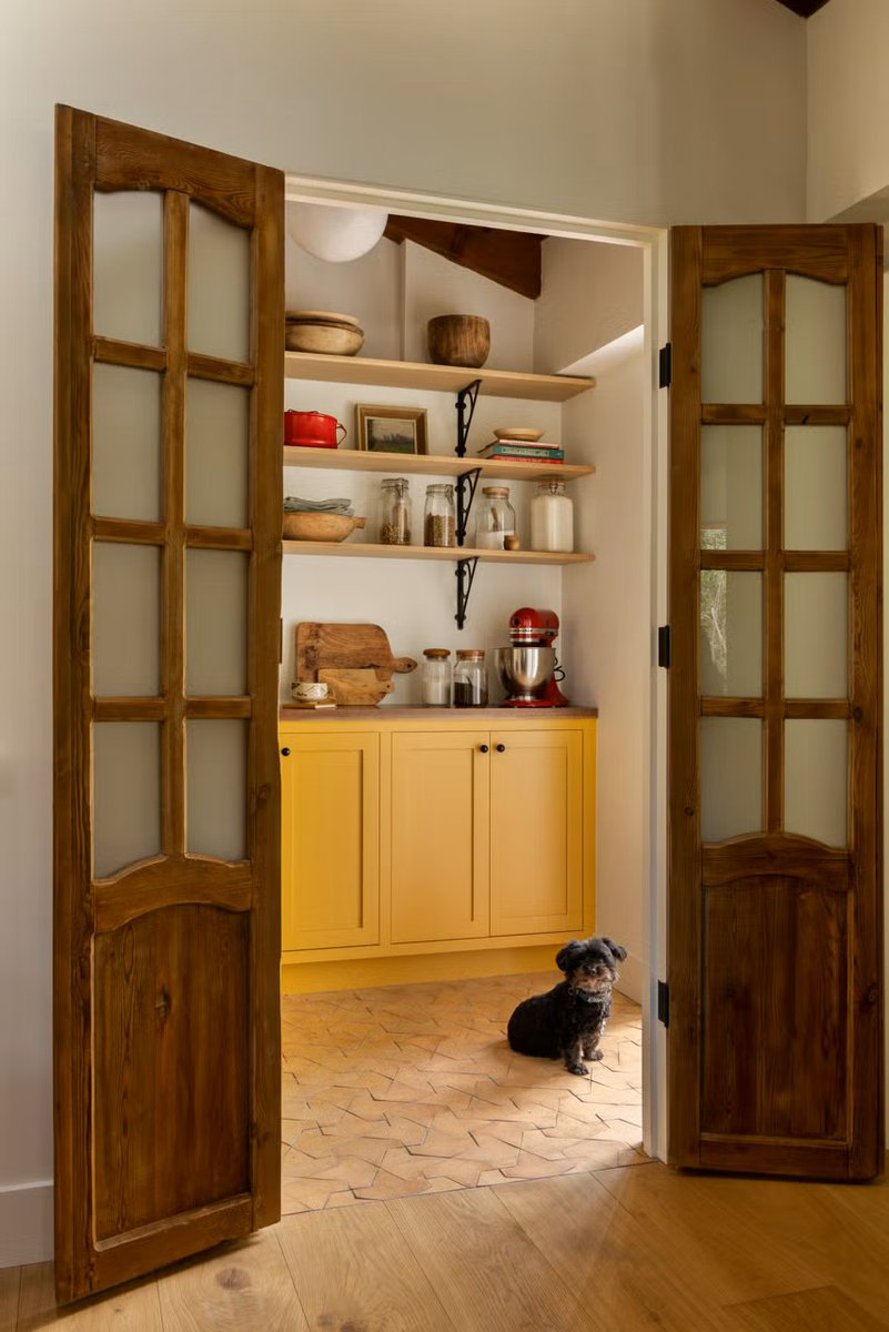 JHicks_HomePro's tweet image. 'Dirty' kitchens (butler pantries) are it in 2026 - practical, luxurious, made for storing baking supplies, extra dinnerware, &amp;amp; countertop appliances. Best Kitchen &amp;amp; Bath Remodeler#dogoodwork #kitchendesign #hgtv #kitchen #bathroom #homeimprovement #home #remodeling #remodel