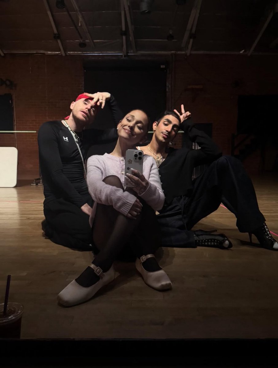 angie 🐝 will see ari ∞︎︎ ☼ tweet media