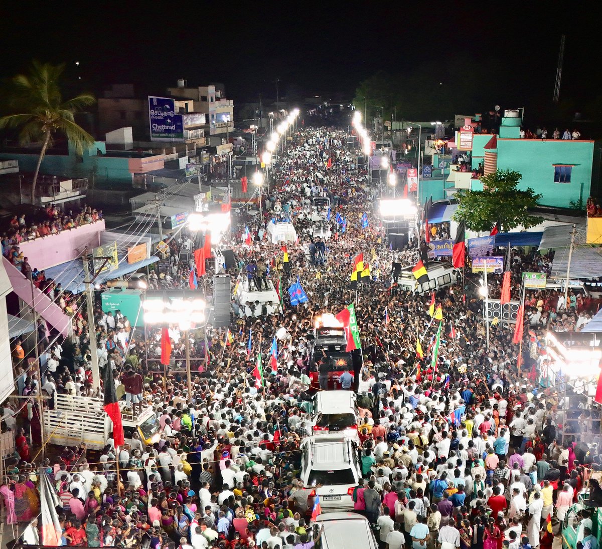 Udhaystalin's tweet photo. குன்னம் வாக்காள பெருமக்கள் வழங்கிய வண்ணமயமான வரவேற்பு, உதயசூரியன் சின்னத்தின் வெற்றியை உறுதிபடுத்தியது. 

மாண்புமிகு அமைச்சர்-குன்னம் தொகுதியின் வெற்றி வேட்பாளர் அண்ணன் @sivasankar1ss அவர்களுக்கு திராவிட மாடல் அரசின் ஐந்தாண்டு சாதனைகளைச் சொல்லி வாக்கு சேகரித்தோம். 

சுயமரியாதை என்ற சொல்லுக்கு Spelling கூட தெரியாத மோடியின் முரட்டு அடிமைகளின் கனவு தமிழ்நாட்டில் ஒருநாளும் நிறைவேறாது என்று உரையாற்றினோம்! 

தமிழ்நாடு தலைகுனியாது! 

#DMK4TN #VoteForDMK #ஸ்டாலின்_தொடரட்டும்‌ #தமிழ்நாடு_வெல்லட்டும்