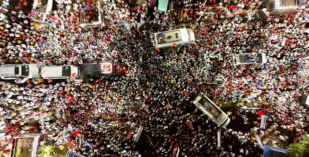 Udhaystalin's tweet photo. குன்னம் வாக்காள பெருமக்கள் வழங்கிய வண்ணமயமான வரவேற்பு, உதயசூரியன் சின்னத்தின் வெற்றியை உறுதிபடுத்தியது. 

மாண்புமிகு அமைச்சர்-குன்னம் தொகுதியின் வெற்றி வேட்பாளர் அண்ணன் @sivasankar1ss அவர்களுக்கு திராவிட மாடல் அரசின் ஐந்தாண்டு சாதனைகளைச் சொல்லி வாக்கு சேகரித்தோம். 

சுயமரியாதை என்ற சொல்லுக்கு Spelling கூட தெரியாத மோடியின் முரட்டு அடிமைகளின் கனவு தமிழ்நாட்டில் ஒருநாளும் நிறைவேறாது என்று உரையாற்றினோம்! 

தமிழ்நாடு தலைகுனியாது! 

#DMK4TN #VoteForDMK #ஸ்டாலின்_தொடரட்டும்‌ #தமிழ்நாடு_வெல்லட்டும்