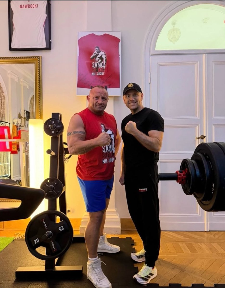 mwp_pl's tweet photo. Mariusz Pudzianowski odbył wspólny trening z Karolem Nawrockim. 5 krotny Mistrz Świata strongman na swoich social mediach pochwalił się wspólnym treningiem z Karolem Nawrockim. Prezydent Polski zamieścił post podpisany jako "trening z najsilniejszym człowiekiem na świecie". Obaj Panowie porozmawiali również na tematy pozasportowe. Co sądzicie o tego typu spotkaniach polityków ze sportowcami? 
#Nawrocki #Pudzianowski  #Midas