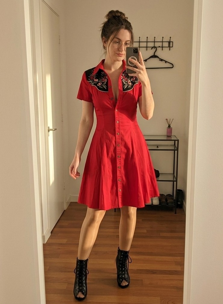 LenaGeekNice's tweet photo. ยซ Aujourd'hui, on sort le grand jeu... Rouge passion et boots de combat. Prรชte ร conquรฉrir le monde ๐โค๏ธ๐ฅ ยป
#RedDress #VintageVibe #GeekChic #ModernPinUp #BootsLover #RedAndBlack #OOTD #BadGirlStyle #ChicAndWild #Confidence https://t.co/UbknuIHWDW