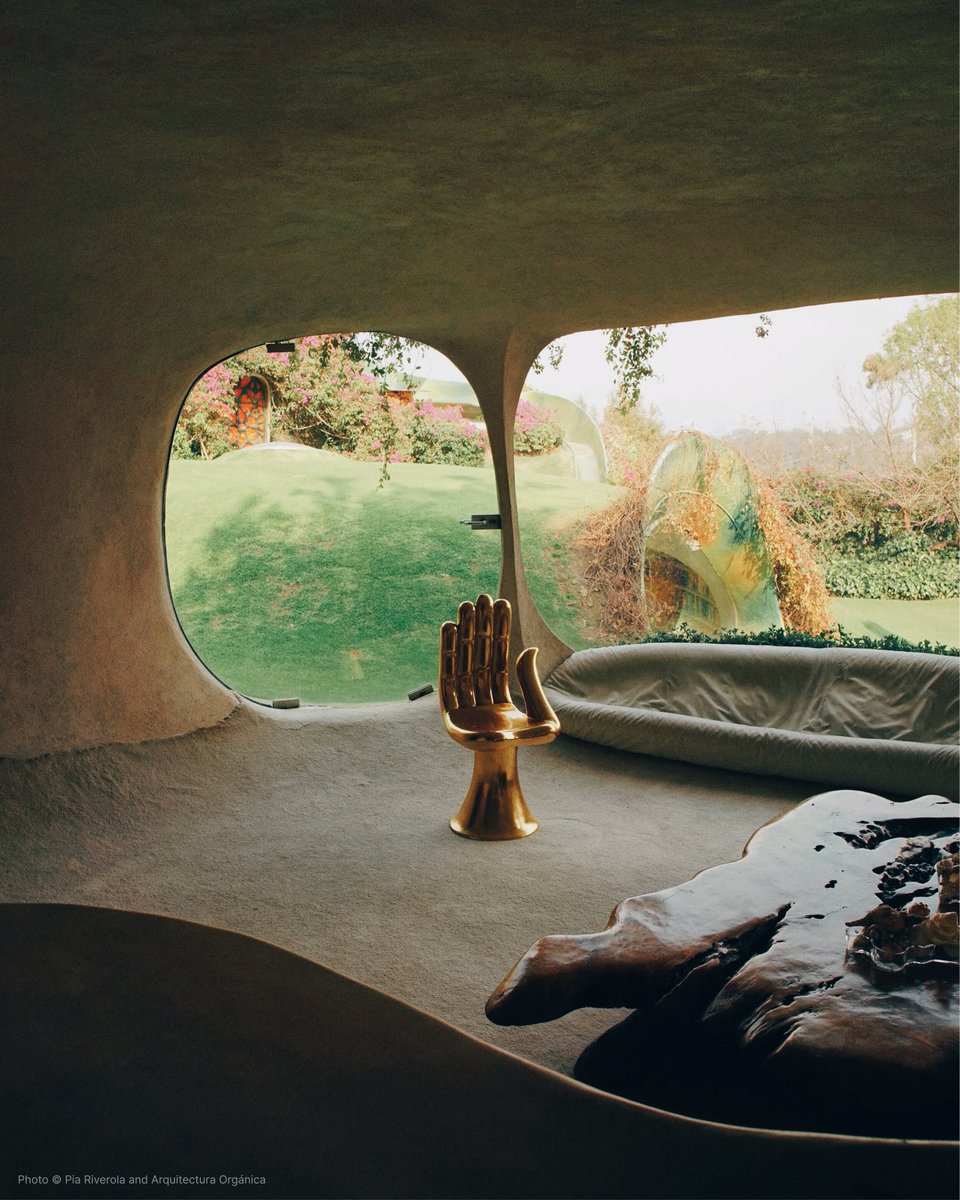 we_directory's tweet photo. Inside Casa Orgánica by Javier Senosiain in Naucalpan, Mexico

Built into a hillside in Naucalpan and completed in 1985, Casa Orgánica looks less like a building and more like something that grew there. Senosiain drew on Gaudí, Bruce Goff and Paolo Soleri to explore how people relate to curved, cave-like spaces – and then made the result his family home for years.