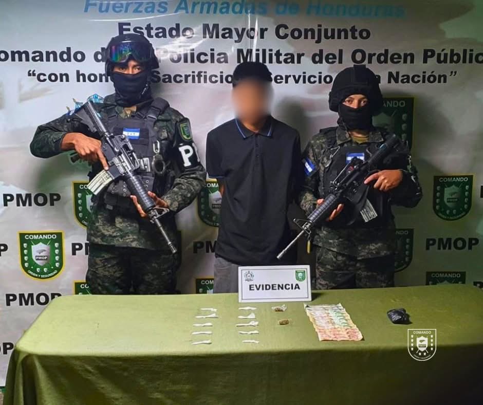 PMOPHN's tweet photo. 🚨 #SoluciónContraElCrimen | Detenido con droga en Comayagüela
@FFAAHN a través de la #PMOP (#1BPMOP), detuvieron a un ciudadano (18) en col. Mery Flakes de Flores.
Decomiso: 10 envoltorios de supuesta cocaína, 2 de marihuana y L 300.
Remitido a URD-PMOP por tráfico de drogas.
#FFAAHN #PMOPHN