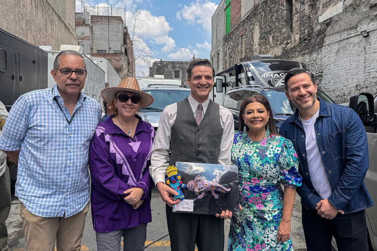 pascaIIspunkoff's tweet photo. Special gift from The Mayor! Reignited my purpose mid-filming, why we tell stories in the first place: to feel less alone, to be seen, and to be loved exactly as we are. Thank you for the magic. I carry it with me every day. 
Grateful beyond words. Gracias, Ciudad de México! ✨🇲🇽 https://t.co/5VExG3cMRU