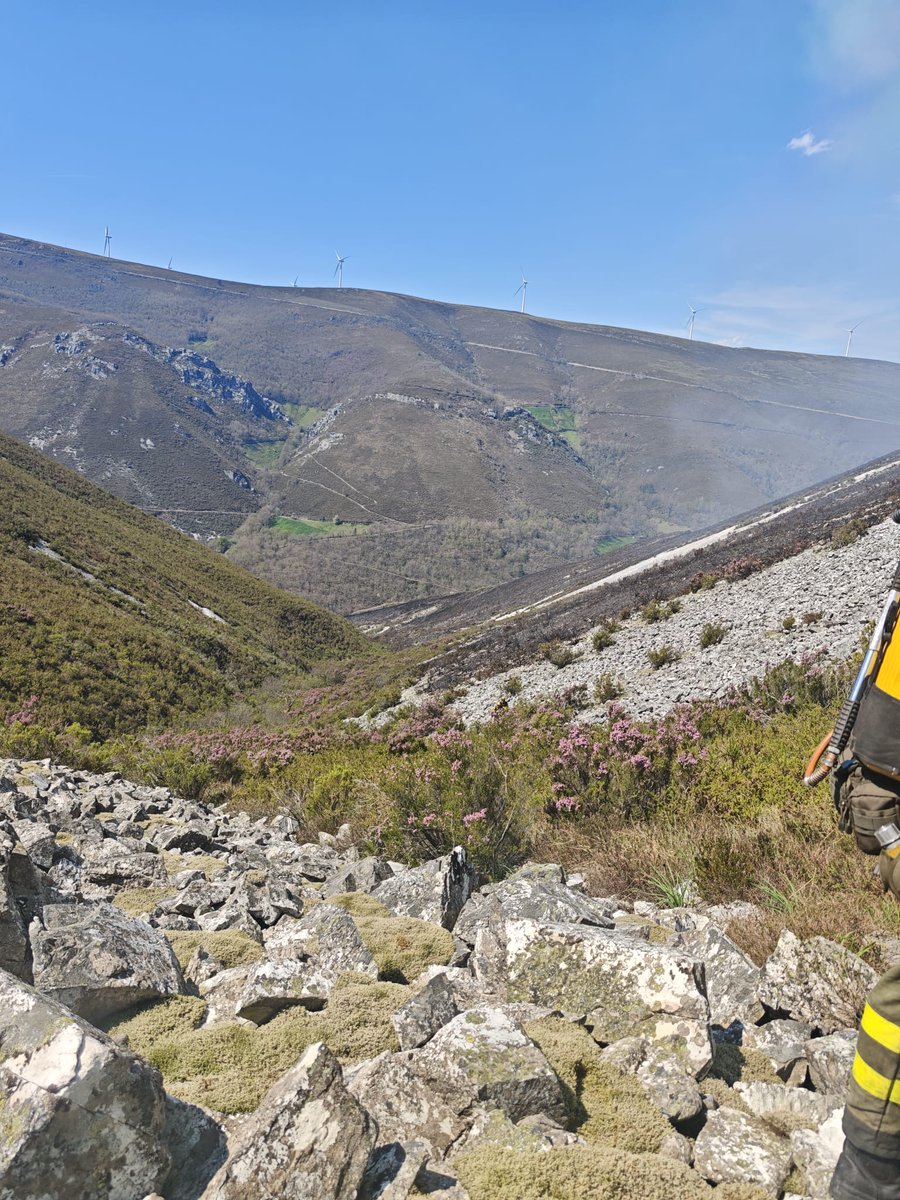 17:00📸#IFAllande #Asturias 

Nos encontramos trabajando en ataque directo por ambos flancos con ayuda de descargas de nuestro🚁MZ4.

Somos #BomberosForestales #BRIF de <a href="/mitecogob/">Transición Ecológica y Reto Demográfico</a>