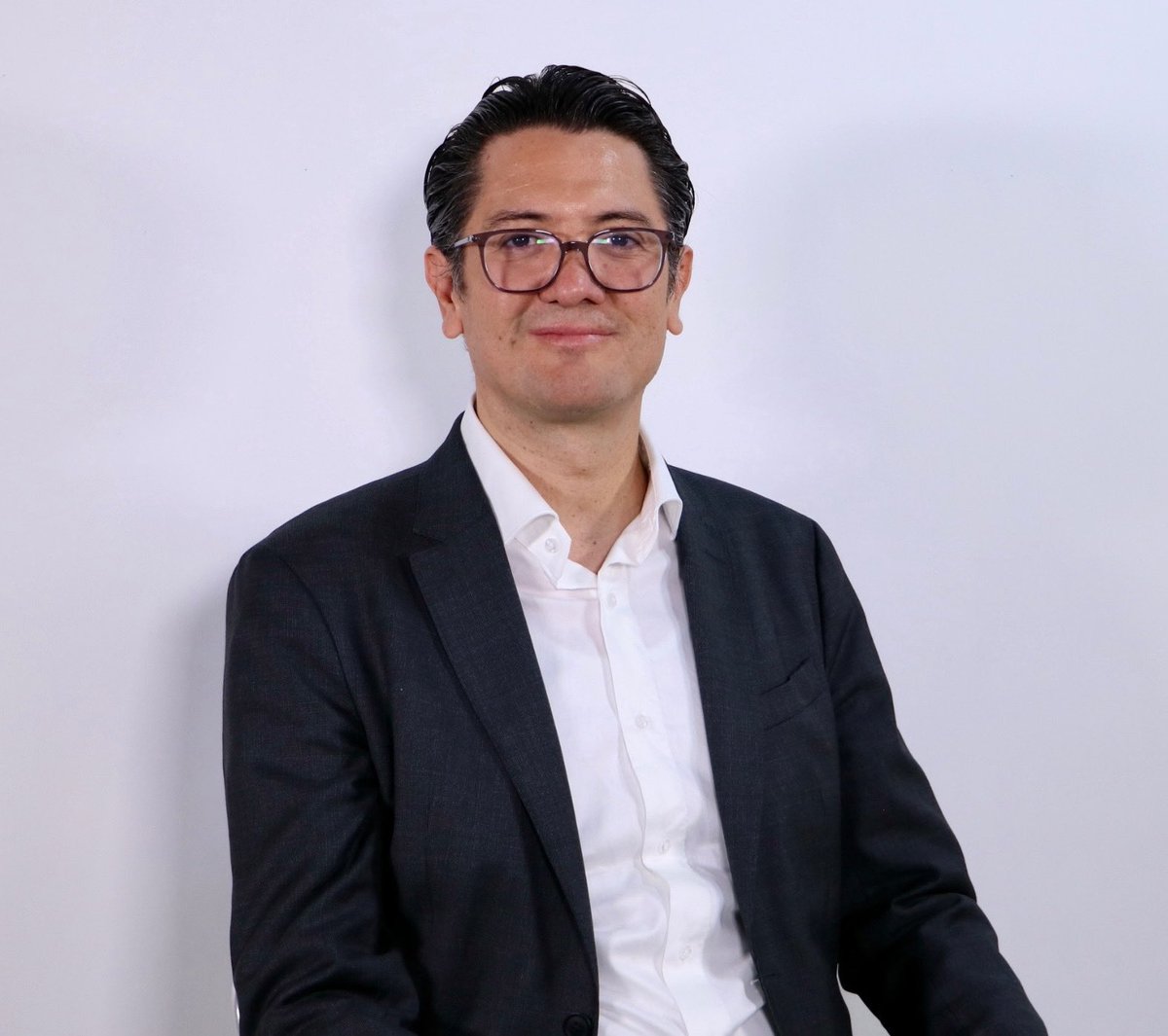#OrgulloASPAAUG.
📻🐝 Bajo la producción y conducción de nuestro afiliado a la ASPAAUG, Dr. Jesús Aguilar López, profesor de la División de Derecho, Política y Gobierno UG, el programa “Libertad…es”, transmitido por <a href="/radiougto/">Radio Universidad de Guanajuato</a> , celebra 10 años al aire.