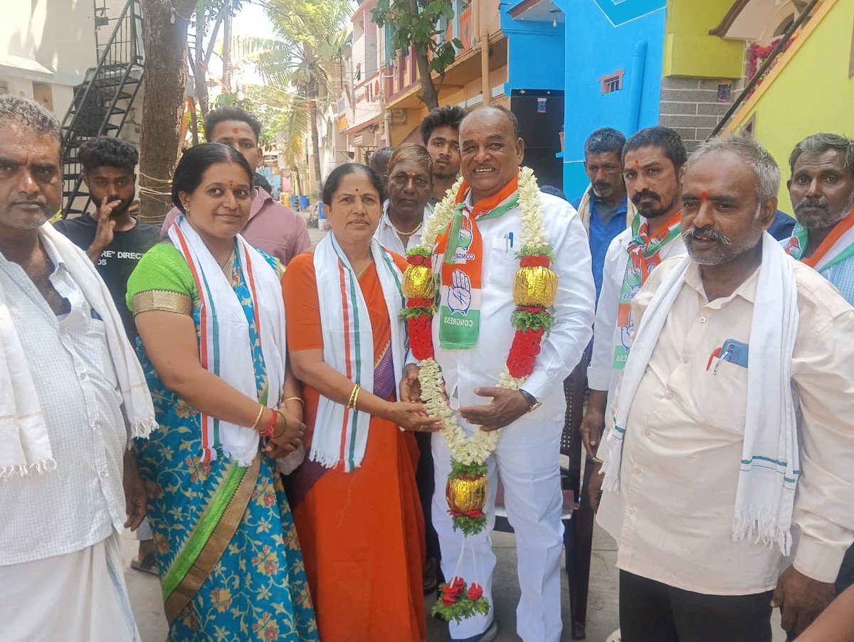 ucpshetty's tweet photo. ದಾವಣಗೆರೆ ದಕ್ಷಿಣ ವಿಧಾನಸಭಾ ಕ್ಷೇತ್ರದ ಉಪಚುನಾವಣೆ ಹಿನ್ನೆಲೆಯಲ್ಲಿ, ಇಂದು ದಾವಣಗೆರೆ ಟೌನ್ ನ ವ್ಯಾಪ್ತಿಯಲ್ಲಿ 
ಪಕ್ಷದ ಅಭ್ಯರ್ಥಿಯಾದ @shamanur19054 ರವರ ಪರವಾಗಿ ಮತಯಾಚನೆ ಮಾಡಿದೆ.

ಸಂದರ್ಭದಲ್ಲಿ ಮಾಜಿ ಕಾರ್ಪೊರೇಟರ್ ಮಂಜುಳ ಮುಖಂಡರಾದ ಮಾರುತಿ, ��ೋಕೇಶ್ ಕಾಂಗ್ರೆಸ್ ಪಕ್ಷದ ಮುಖಂಡರು ಕಾರ್ಯಕರ್ತರು ಉಪಸ್ಥಿತರಿದ್ದರು . https://t.co/v1davXK9Bh