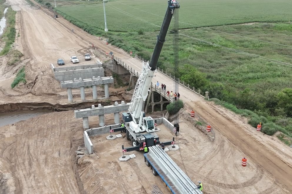 ManuelCalvoCba's tweet photo. Avanzamos con la pavimentación de casi 60 km de la Ruta Provincial 10, con dos frentes de obra en simultáneo entre Villa Reducción, la RP 11 y Las Perdices, que ya superan el 35% de ejecución.

Impulsamos un corredor estratégico, columna vertebral de la red vial provincial, que acompaña la producción agropecuaria y mejora la conectividad en el sur.

Seguimos haciendo infraestructura que integra localidades y fortalece el desarrollo del interior, vinculando la región con polos clave como Río Cuarto y Villa María.