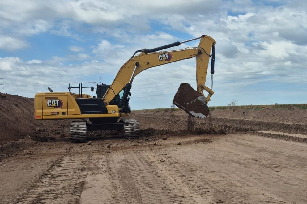 ManuelCalvoCba's tweet photo. Avanzamos con la pavimentación de casi 60 km de la Ruta Provincial 10, con dos frentes de obra en simultáneo entre Villa Reducción, la RP 11 y Las Perdices, que ya superan el 35% de ejecución.

Impulsamos un corredor estratégico, columna vertebral de la red vial provincial, que acompaña la producción agropecuaria y mejora la conectividad en el sur.

Seguimos haciendo infraestructura que integra localidades y fortalece el desarrollo del interior, vinculando la región con polos clave como Río Cuarto y Villa María.