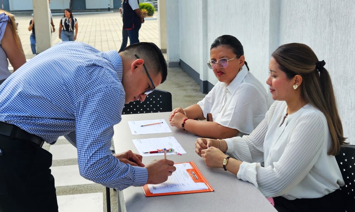 EducacionZ4_Ec's tweet photo. Se realizó la #RendiciónDeCuentas2025 de la Dirección Distrital 13D02 Montecristi, Manta y Jaramijó, un espacio de transparencia y diálogo con la ciudadanía.

Se expusieron los principales logros, avances y acciones ejecutadas en beneficio de la comunidad. 📊👥

#ElNuevoEcuador https://t.co/eWGDx9n8tf