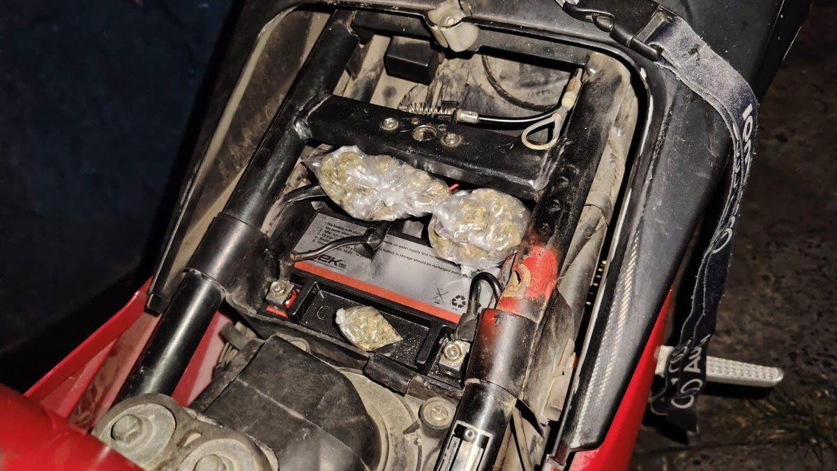 Herver Amílcar Rodríguez fue ubicado por elementos de la <a href="/FUERZARMADASV/">FUERZA ARMADA</a> en posesión de 21 porciones de marihuana, las cuales transportaba ocultas debajo del asiento de la motocicleta en que se conducía por la calle Celis, San Salvador.

Traficar sustancias ilícitas no es una