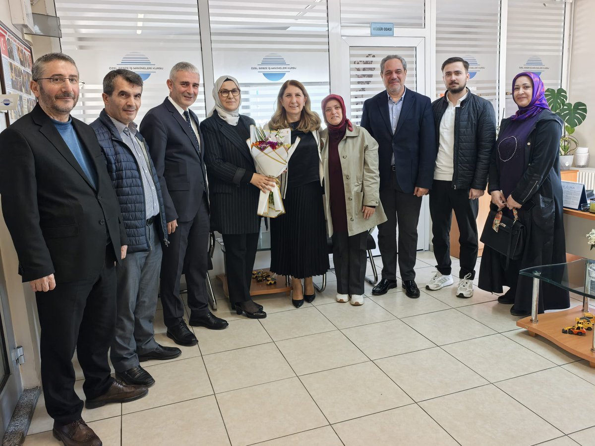 akgencgebzee's tweet photo. Kocaeli Milletvekilimiz Radiye Sezer Katırcıoğlu,İlçe Başkanımız Recep Kaya, Gençlik Kolları İlçe Yöneticimiz Berat Güvendi ve yönetimimizle birlikte Özel Gebze İş Makinaları Eğitim Kurumu Arzu Özhor’u ziyaret ettik.

#akgençgebze
#markagençlik https://t.co/Kuu72R30tN