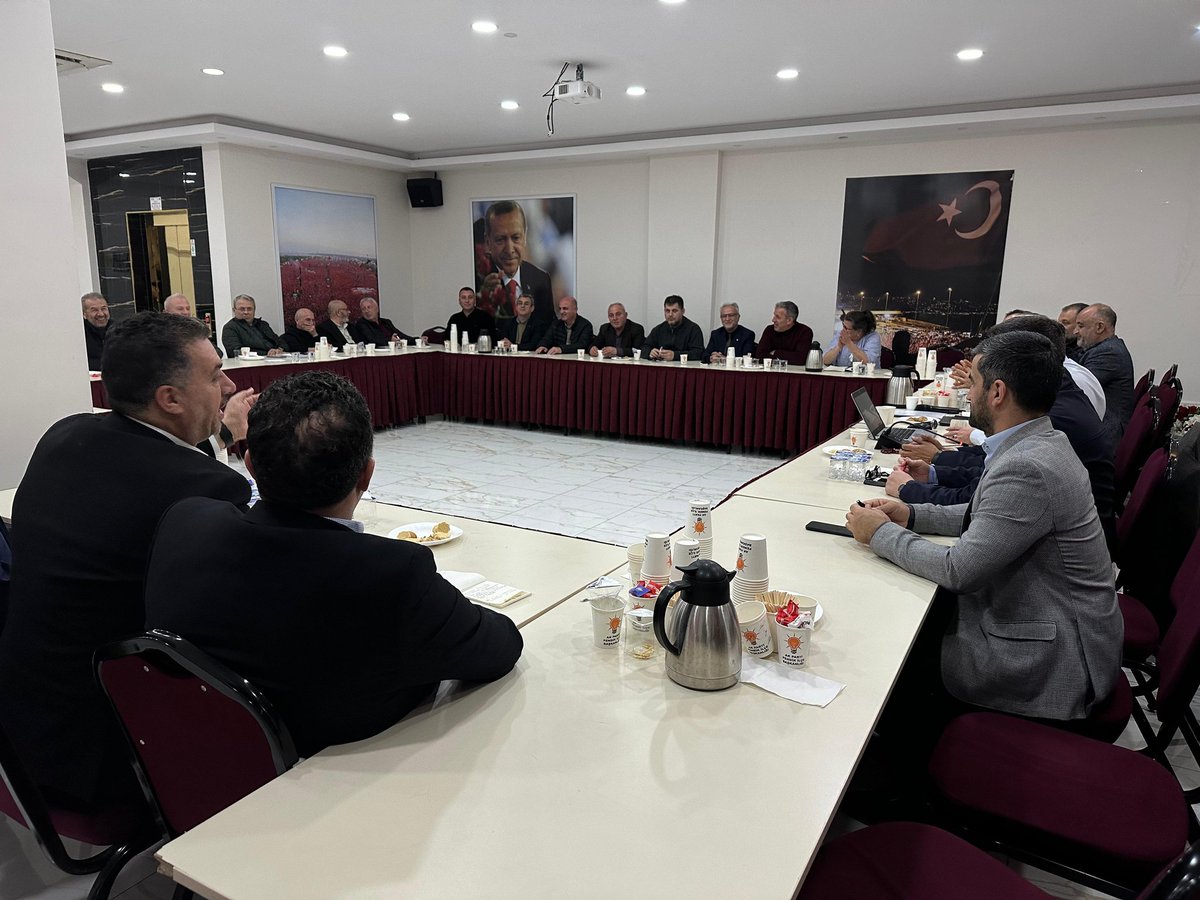 İlçe Teşkilat Başkanımız Özkan Varol riyasetinde aylık mahalle başkanları toplantımızı gerçekleştirdik. 

Toplantıda mahallelerimizde yürütülen çalışmalar, vatandaşlarımızın talepleri ve partimizin hizmet projeleri ele alındı.

Katılım gösteren tüm mahalle başkanlarımıza teşekkür