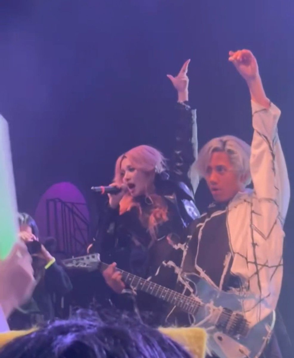 𝔰𝔞𝔨𝔦 𝔯𝔬𝔰𝔢 tweet media