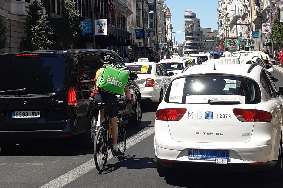 pedalibre's tweet photo. @HelioCobaleda El #timocarril es la tipología perfecta para decir que se hace y no hacer nada. Se conserva la hegemonía del coche y no aumenta el espacio saludable de la ciudad.
En la foto, el ciclocarril de la Gran Vía https://t.co/NQDX2sIzt1
