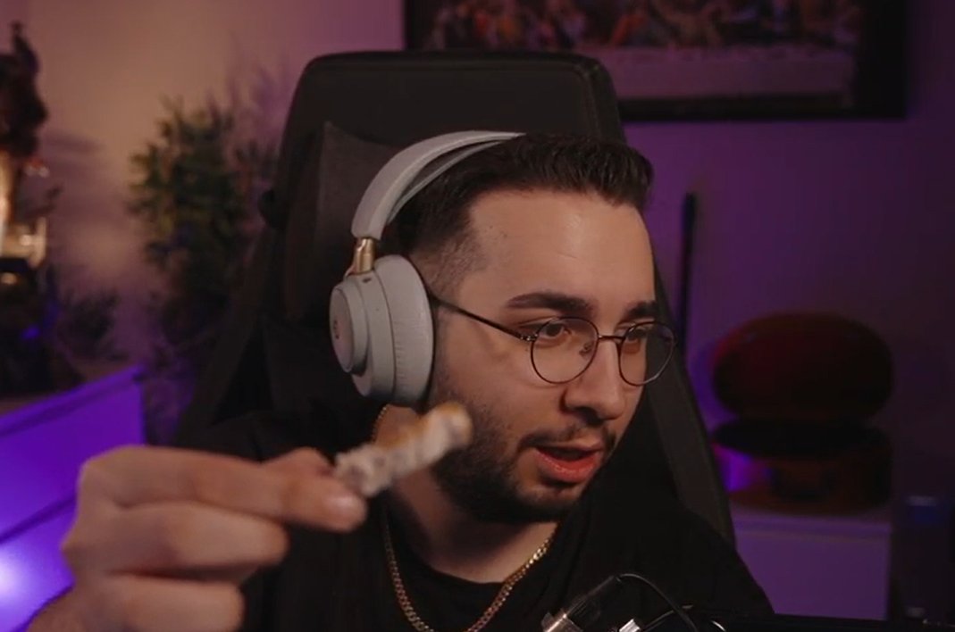 ahmedin tavukları yiyen eray