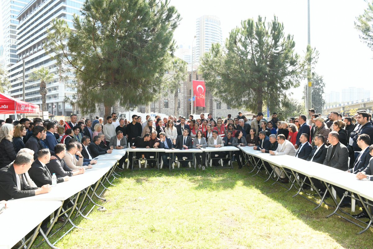ermanuzuneu's tweet photo. Dayanışmamız İzmir'in, İzmirlinin hakkı için!

Kent ve kamu yararına kullanılan Meslek Fabrikası için verilen tahliye kararı vicdanları yaralamıştır. 

Gazi Mustafa Kemal Atatürk'ün 1926'da İzmir Büyükşehir Belediyemize emanet ettiği, Milli Mücadele kahramanlarımızın önünde şehit olduğu Meslek Fabrikası, İzmir'in ruhudur.

Büyükşehir Belediyemiz 118 yıldır kentimizin her anına tanıklık eden bu tarihi yapıya sahip çıkmış, eğitim ve üretim merkezine dönüştürmüştür. 

Meslek Fabrikası İzmir'in ortak değeridir. Bu sebeple İzmir halkının iradesini temsil eden Büyükşehir Belediyemizin bünyesinde kalması tarihsel bir zorunluluktur.