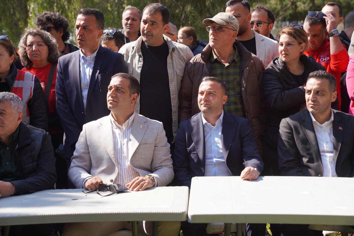 ermanuzuneu's tweet photo. Dayanışmamız İzmir'in, İzmirlinin hakkı için!

Kent ve kamu yararına kullanılan Meslek Fabrikası için verilen tahliye kararı vicdanları yaralamıştır. 

Gazi Mustafa Kemal Atatürk'ün 1926'da İzmir Büyükşehir Belediyemize emanet ettiği, Milli Mücadele kahramanlarımızın önünde şehit olduğu Meslek Fabrikası, İzmir'in ruhudur.

Büyükşehir Belediyemiz 118 yıldır kentimizin her anına tanıklık eden bu tarihi yapıya sahip çıkmış, eğitim ve üretim merkezine dönüştürmüştür. 

Meslek Fabrikası İzmir'in ortak değeridir. Bu sebeple İzmir halkının iradesini temsil eden Büyükşehir Belediyemizin bünyesinde kalması tarihsel bir zorunluluktur.