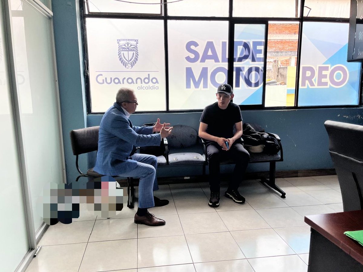 ecu911sambo's tweet photo. #EnTerritorio 📍#Bolívar
@raulfalcont, Jefe del @ECU911_, participó en el Consejo de Seguridad Provincial liderado por la @GoberBolivarEcu, donde expuso estadísticas de las emergencias coordinadas en lo que va del año, así como el trabajo articulado con los #GADM para fortalecer la #VideoVigilanciaECU911 en los siete cantones de la provincia.
Además, mantuvo una reunión de seguimiento con el delegado de Interoperabilidad del @GADMGuaranda para verificar avances en este proceso que beneficia a la comunidad en zonas estrategicas.