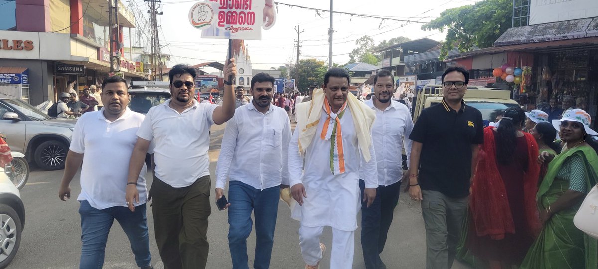 Ashish_HLA's tweet photo. Memorable Pics with former Indian Cricket Team Captain Shri Mohammad Azharuddin Ji @azharflicks during the Election Campaign of @Chandyoommen Ji at #Puthuppally #Keralam https://t.co/K6YsKrDotK