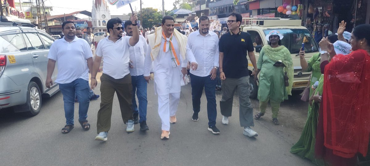 Ashish_HLA's tweet photo. Memorable Pics with former Indian Cricket Team Captain Shri Mohammad Azharuddin Ji @azharflicks during the Election Campaign of @Chandyoommen Ji at #Puthuppally #Keralam https://t.co/K6YsKrDotK
