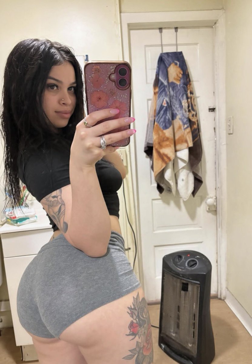 melissa_tera's tweet photo. Selfie https://t.co/0asdXMdDyB
