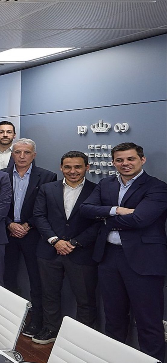 AndresrlLopez's tweet photo. La pena q tiene el colega , y quiere alguno q pegue 3 voces en la liga , ajajajajajajajjaj, q penita de Sevilla en lo q te has convertido https://t.co/AE4WRyAPHT