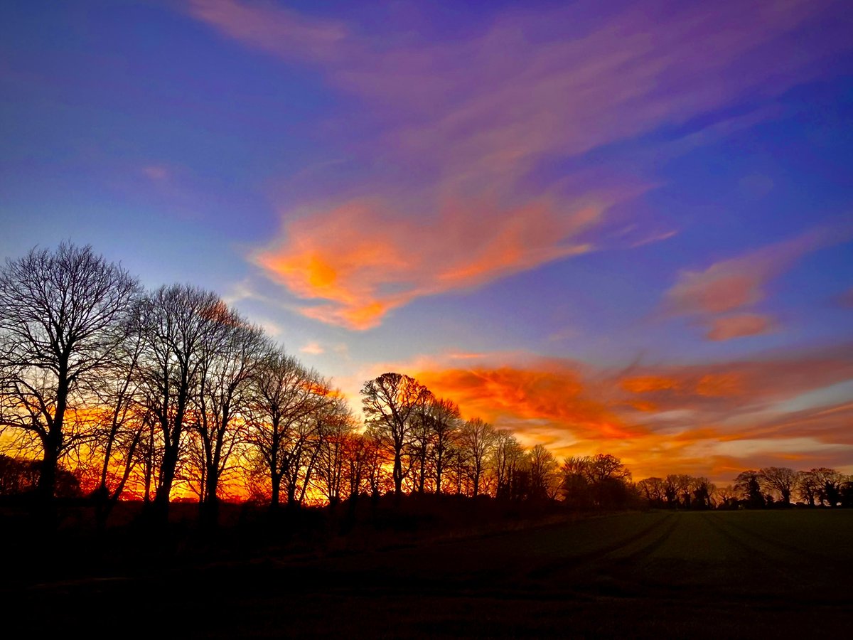 TractorWalking's tweet image. A couple more of this evening’s glorious sunset over the fields of Northrepps in Norfolk… @WeatherAisling @ChrisPage90 @StormHour @metoffice #loveukweather #Northrepps #Norfolk