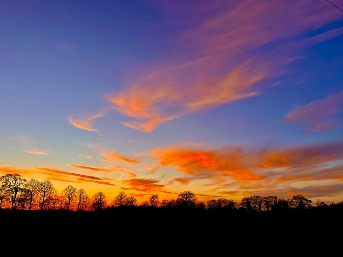 TractorWalking's tweet image. A couple more of this evening’s glorious sunset over the fields of Northrepps in Norfolk… @WeatherAisling @ChrisPage90 @StormHour @metoffice #loveukweather #Northrepps #Norfolk