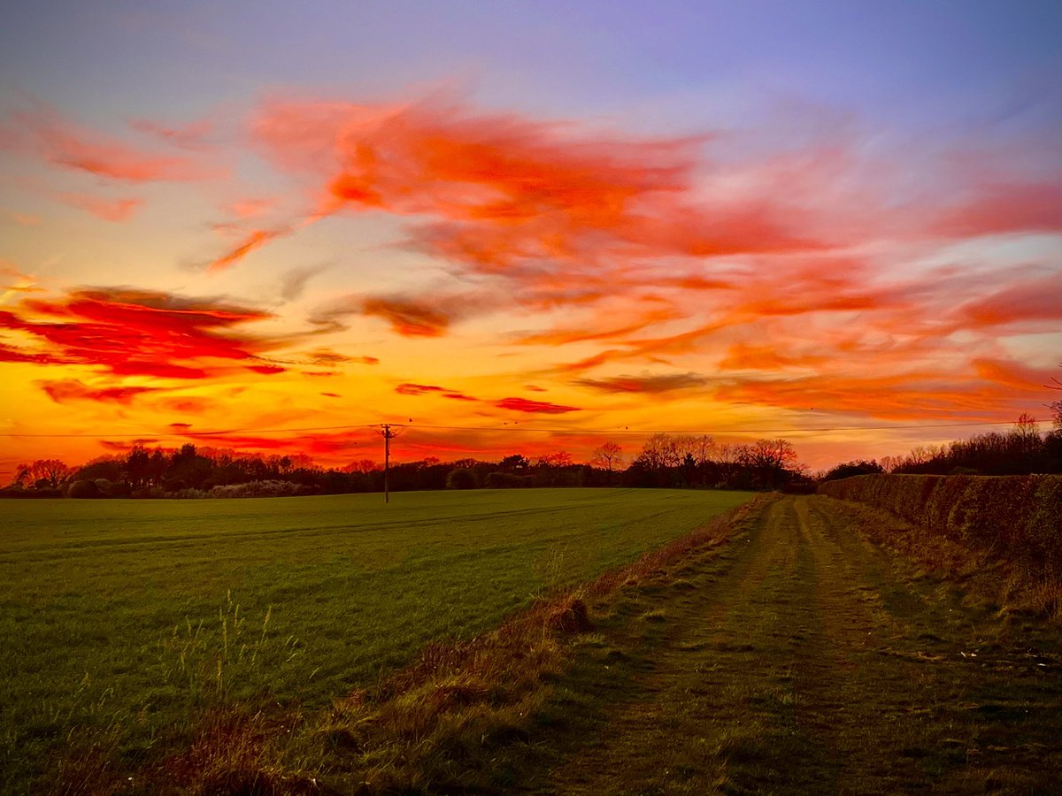 TractorWalking's tweet image. A couple more of this evening’s glorious sunset over the fields of Northrepps in Norfolk… @WeatherAisling @ChrisPage90 @StormHour @metoffice #loveukweather #Northrepps #Norfolk